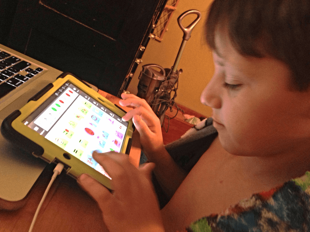 Child using Avaz 极速赛车